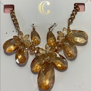 Charming Charlie Gold and Cream Flower Necklace
